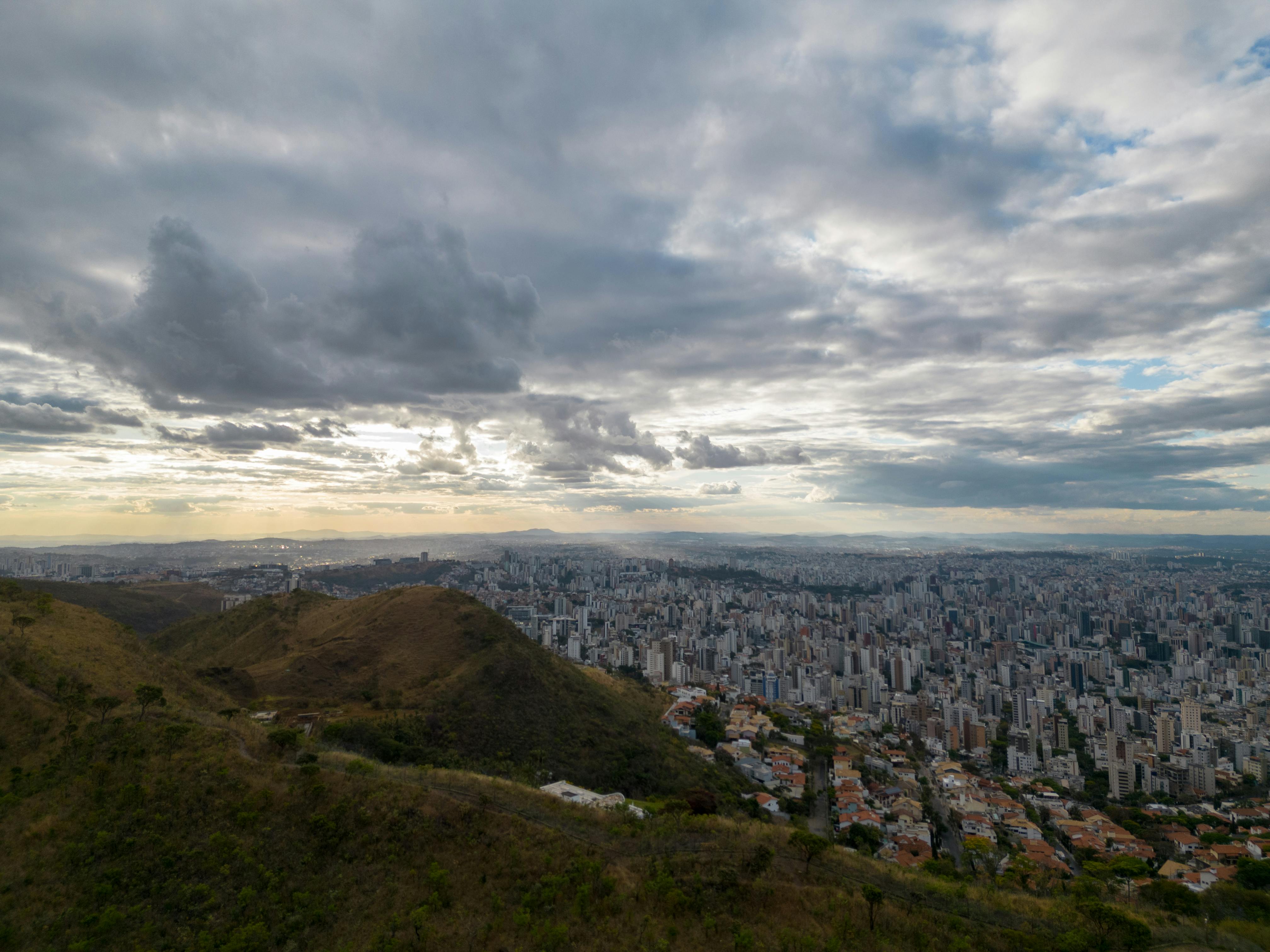 Vista aérea de Belo Horizonte ao entardecer, com a Serra do Curral ao fundo