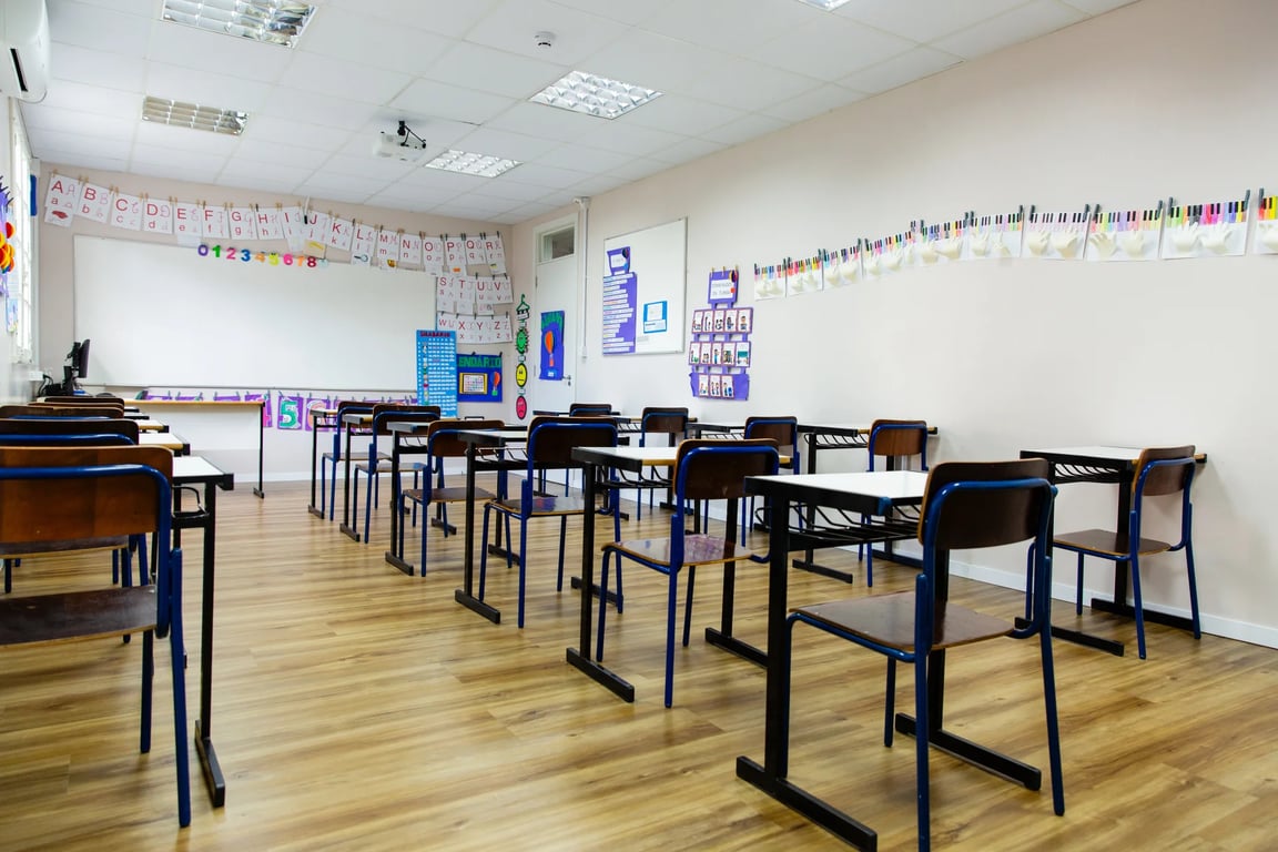 Sala de aula de escola pública brasileira, com carteiras organizadas e materiais pedagógicos