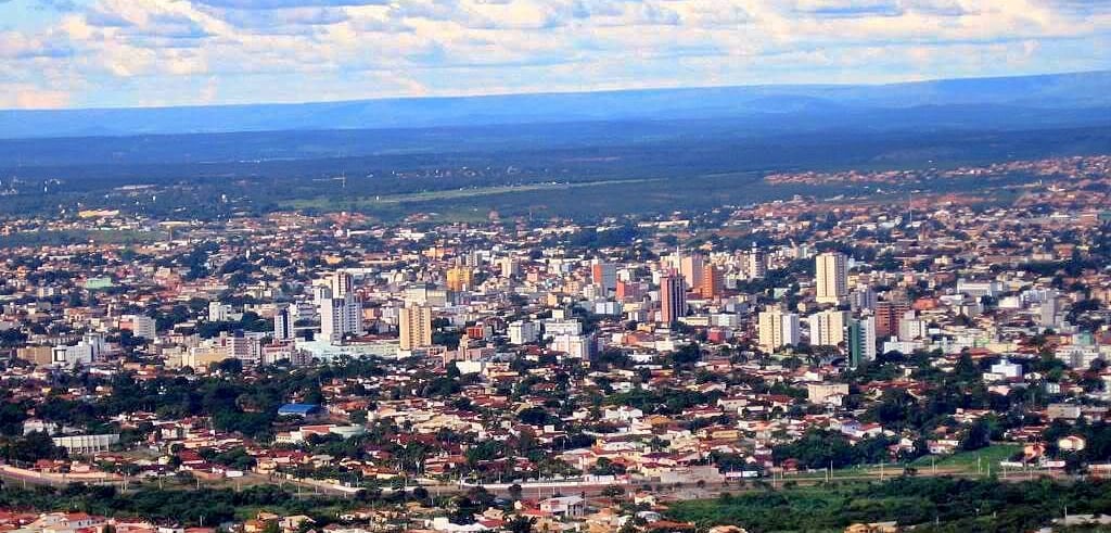 Vista aérea de Montes Claros, com prédios e áreas verdes, em dia claro