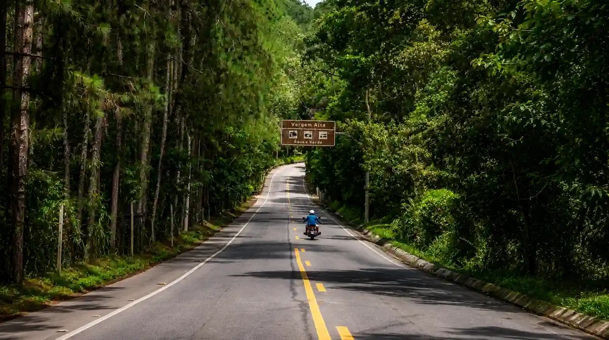 Rodovia no sul do Espírito Santo com montanhas ao fundo
