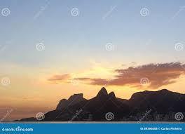 Rio de Janeiro ao entardecer, com montanhas e a Baía de Guanabara ao fundo