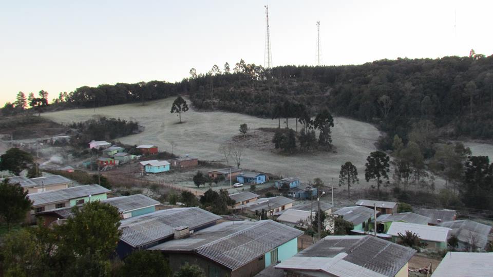 Vista aérea de São José do Herval, com área urbana integrada ao cenário de morros ao fundo
