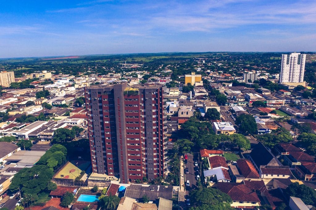 Vista aérea de Amaporã, no Noroeste do Paraná, com áreas urbanas e rurais em dia claro
