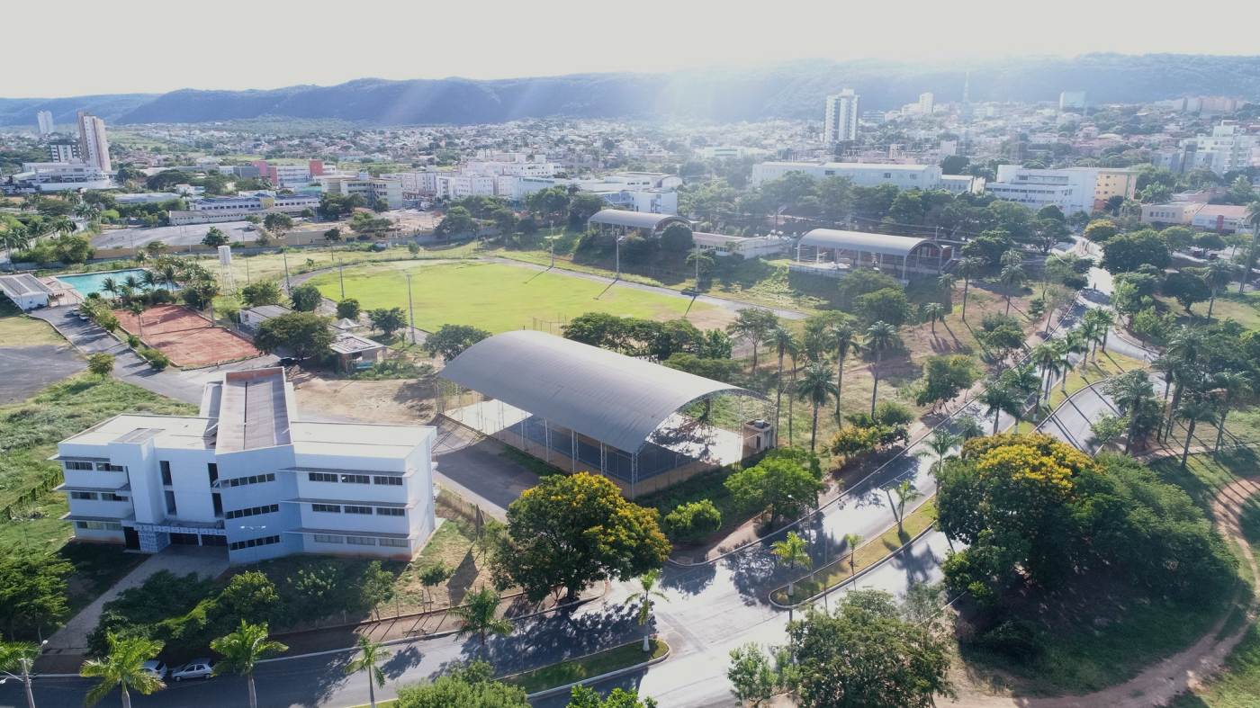 Vista do IFNMG com áreas externas e prédio acadêmico