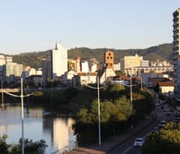 Vista aérea de Blumenau SC, cidade-sede da Fundação Universidade Regional de Blumenau.