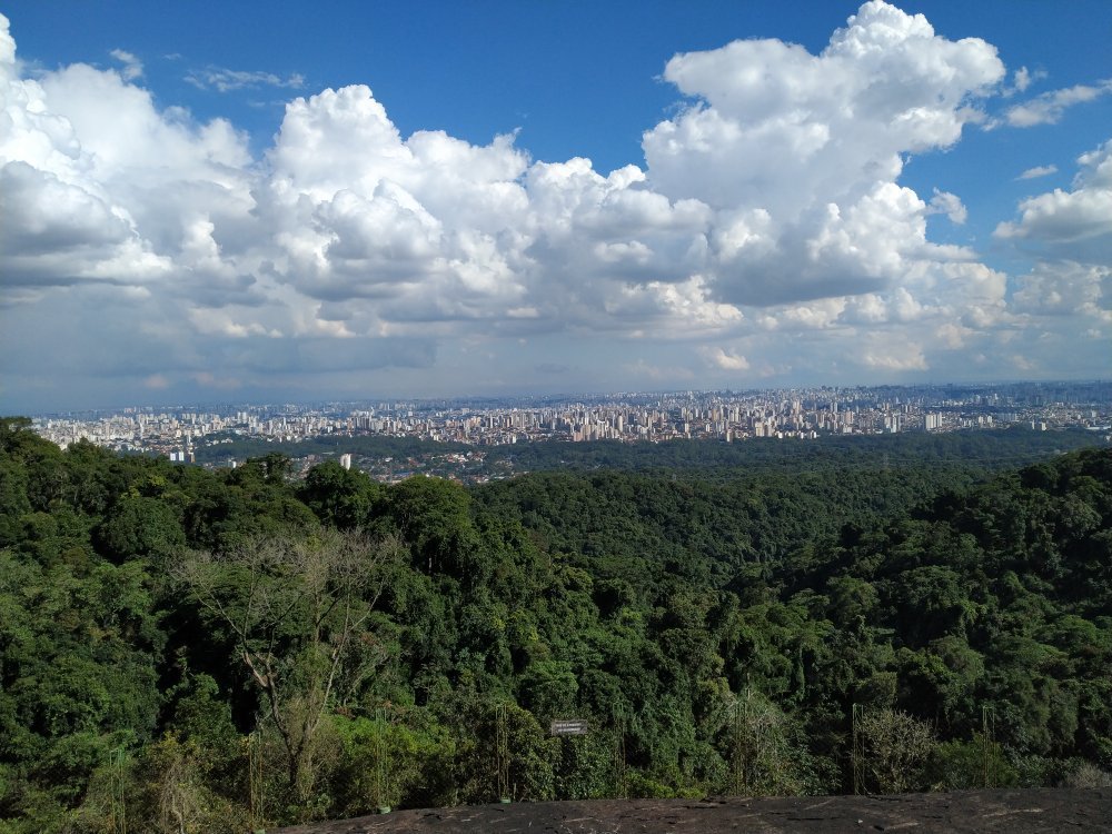Vista aérea de Franco da Rocha SP, com destaque para a área urbana e o Parque Estadual do Juquery