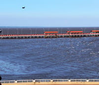 Marco Zero e píer na orla de Macapá AP ao pôr do sol (Foto: Turismo de Natureza).