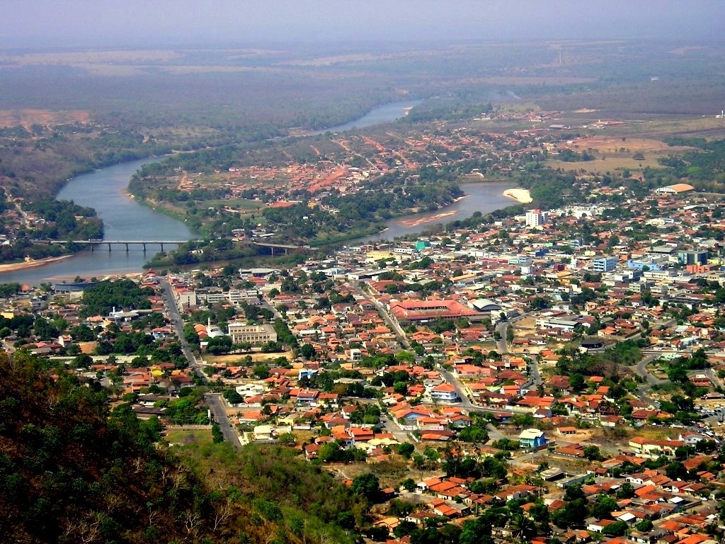 Vista aérea de Pontal do Araguaia e Barra do Garças, com o rio Araguaia ao fundo
