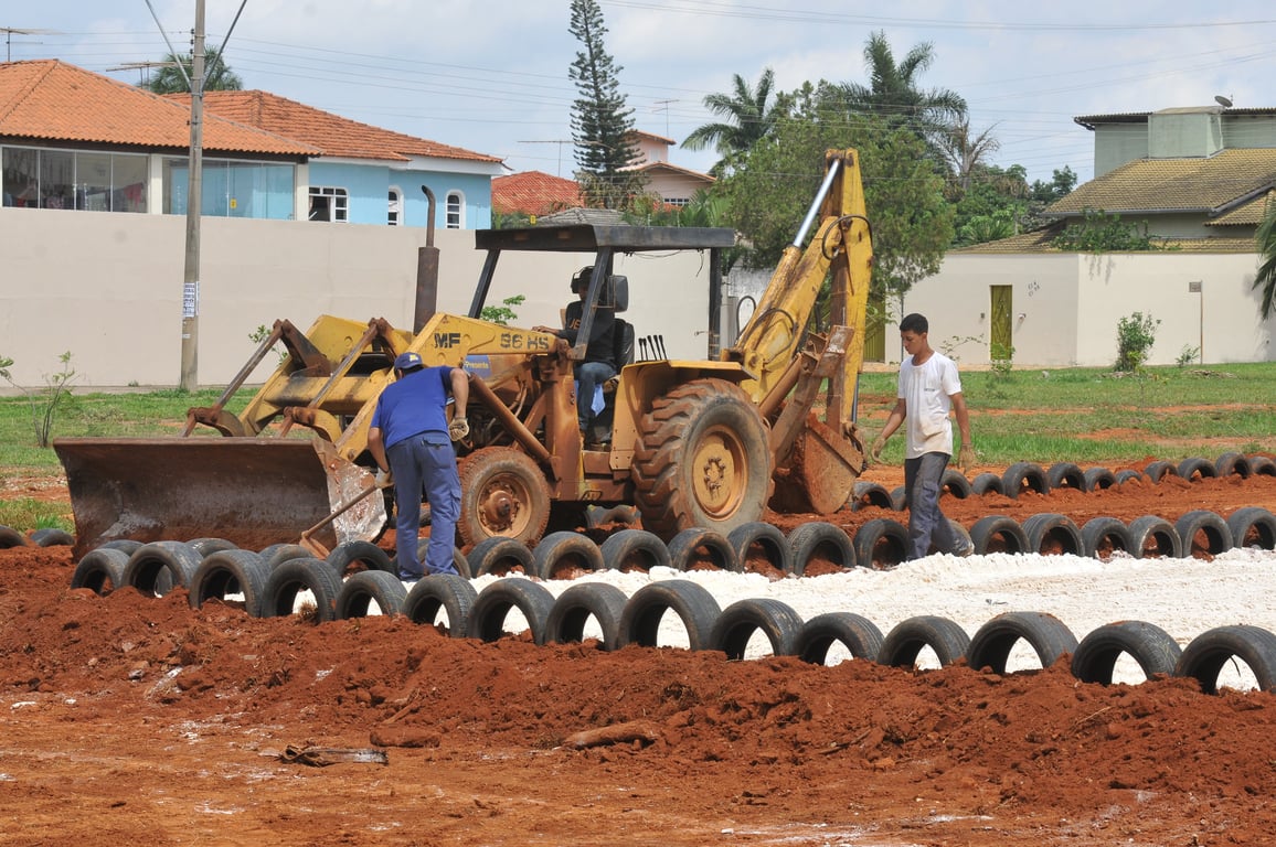 Motoniveladora em ação em estrada de terra