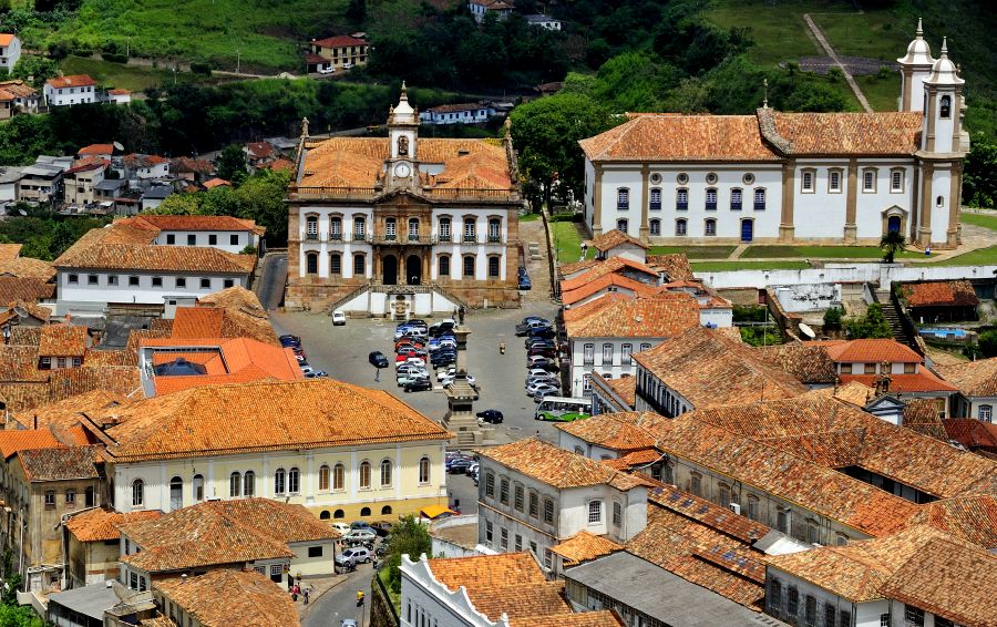 Centro histórico de Ouro Preto, com casarões coloniais e igrejas barrocas em cenário montanhoso