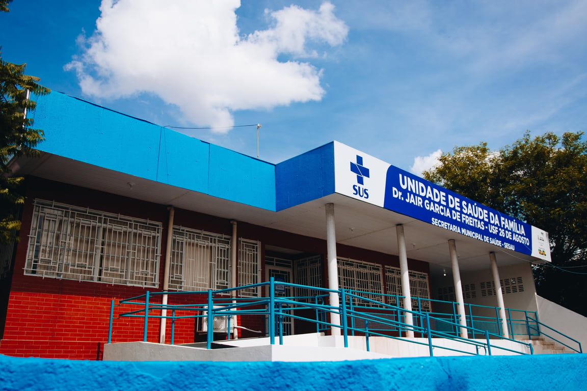 Fachada de unidade básica de saúde moderna, com identificação em destaque