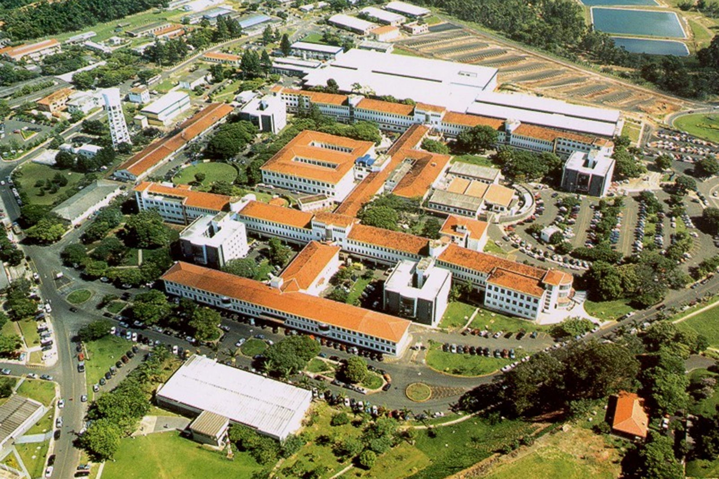 Vista aérea do campus da UNESP em Botucatu, com o Hospital das Clínicas em destaque