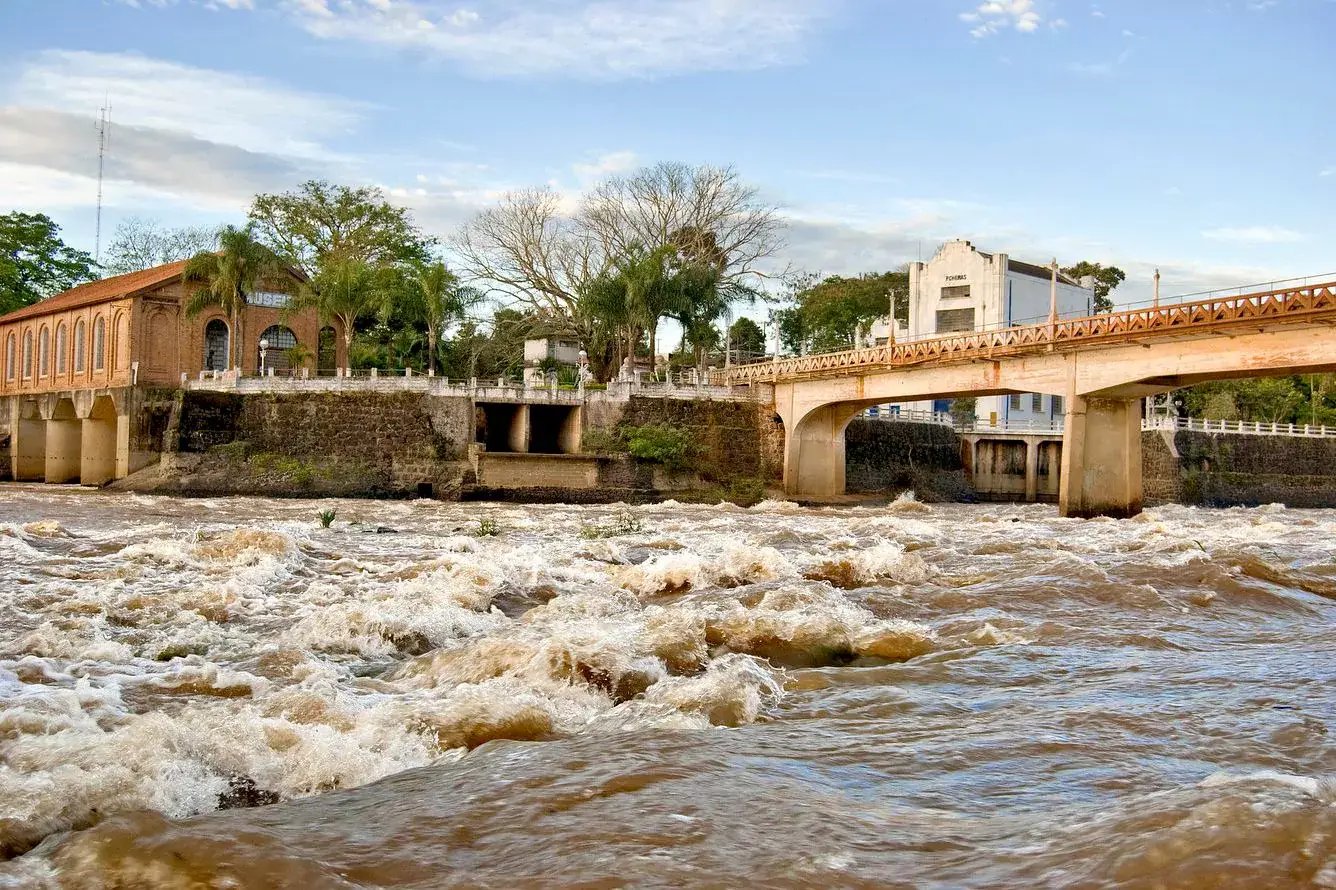 Cachoeira de Emas em Pirassununga SP, com o rio Mogi Guaçu e a passarela turística ao fundo
