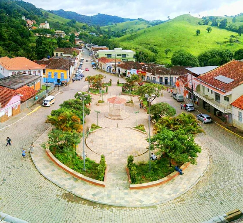 Centro urbano de cidade do interior paulista, com área verde e morros ao fundo