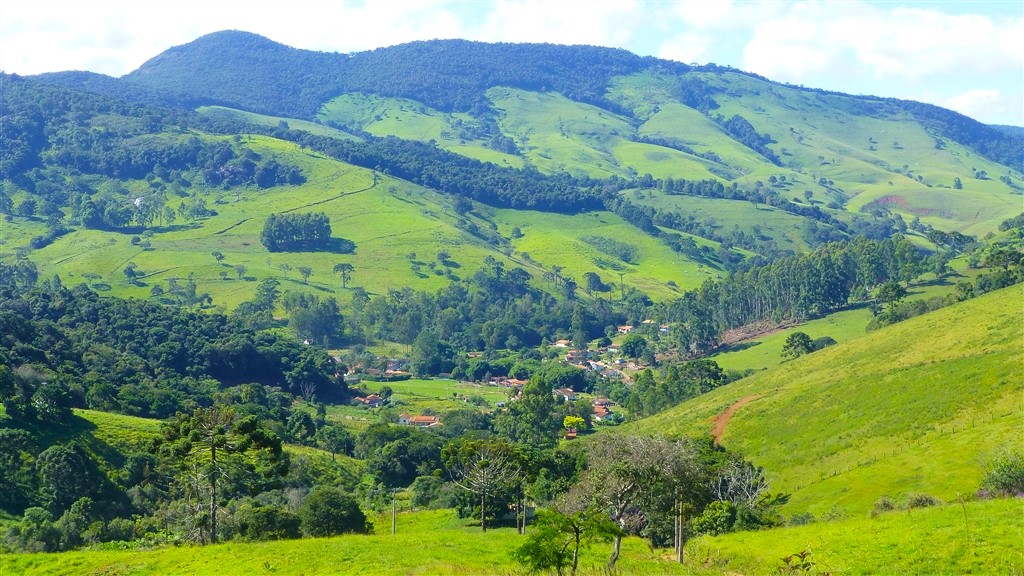 Estrada rural no Sul de Minas, com montanhas ao fundo, cenário típico do Caminho da Fé