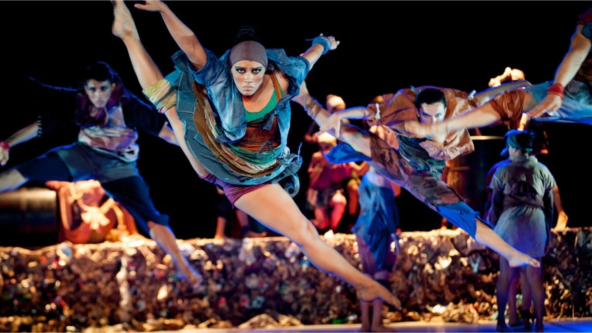 Oficina de dança em projeto social, com grupo em apresentação