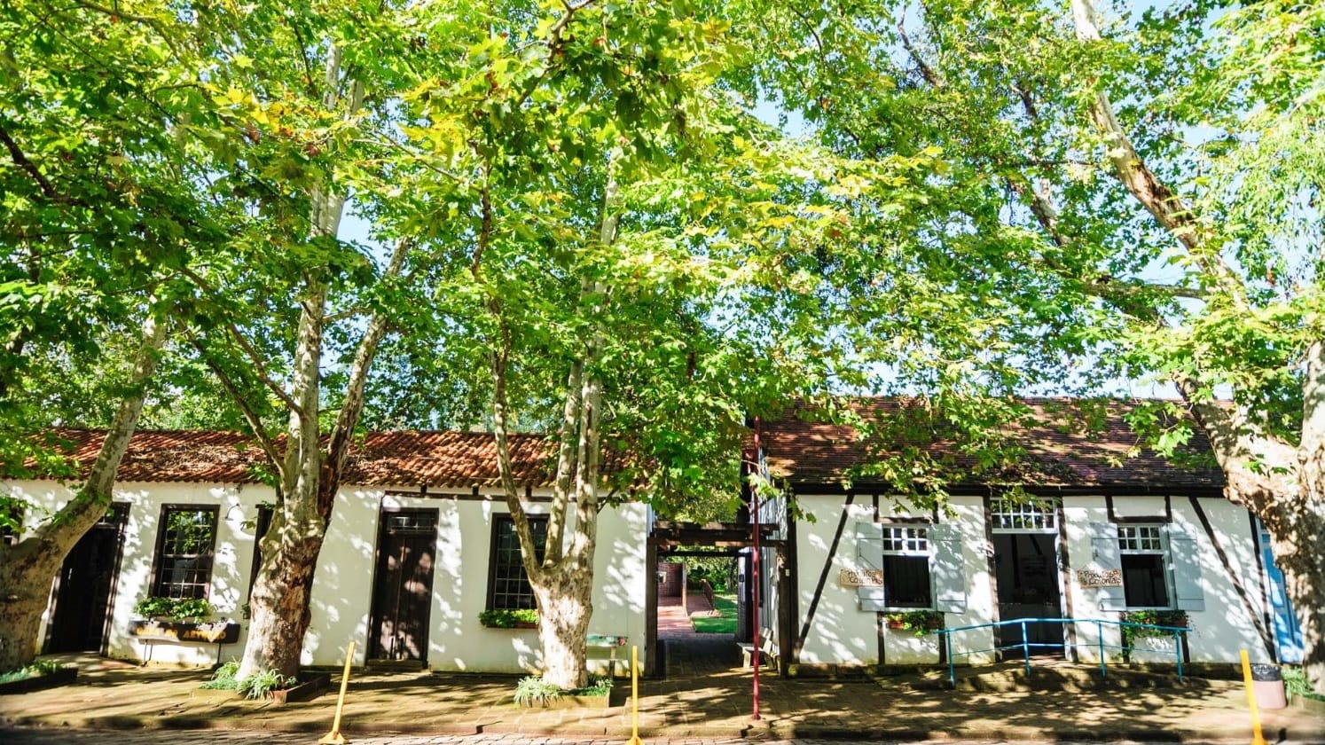 Praça e prédios públicos em cidade do interior do RS