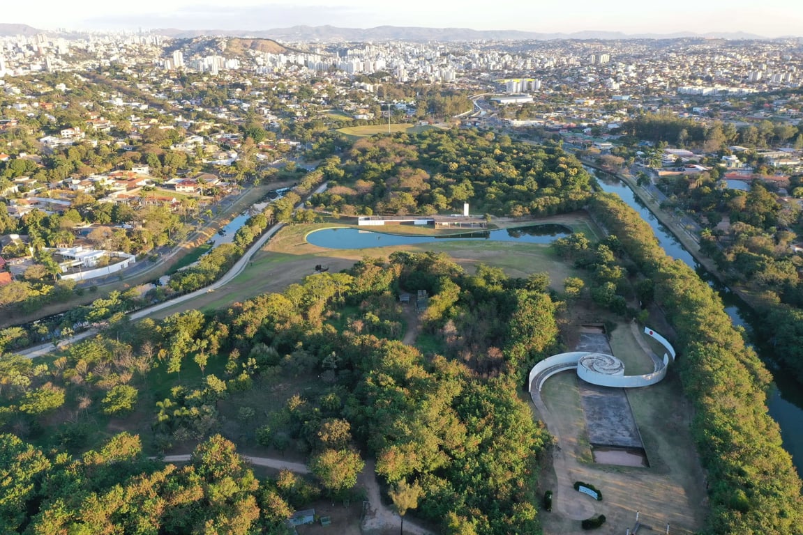 Paisagem urbana de Santa Maria RS ao entardecer, com prédios e horizonte serrano