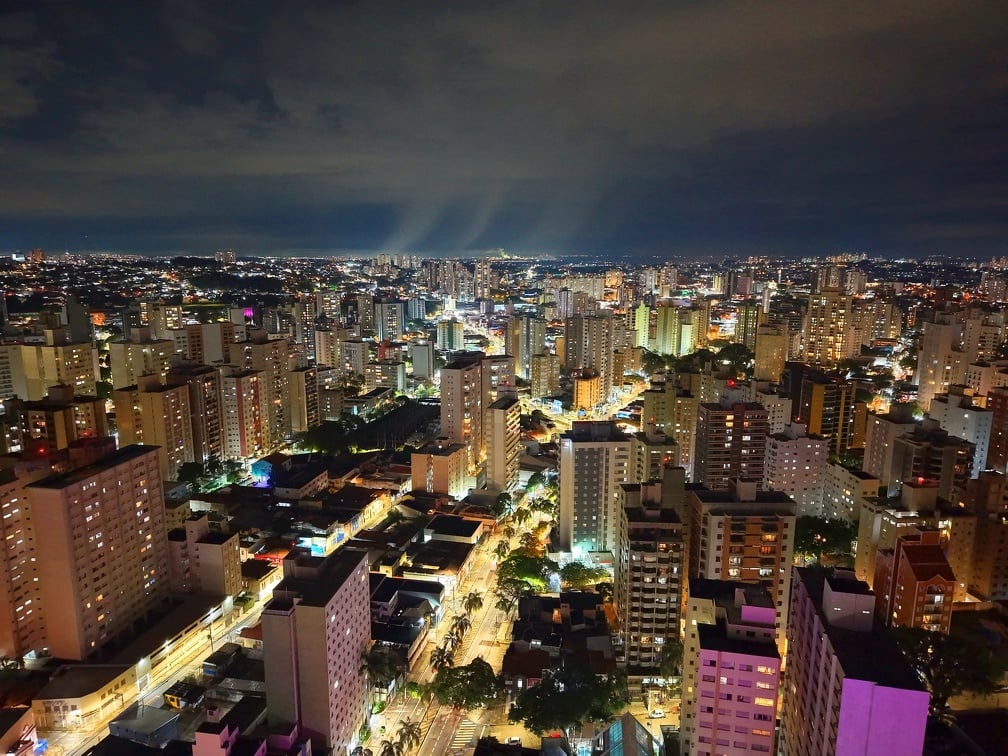 Skyline de Campinas ao entardecer, com prédios iluminados
