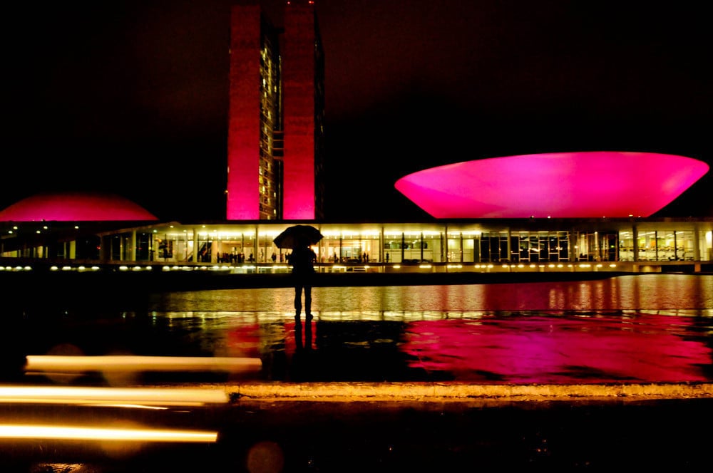 Congresso Nacional iluminado à noite, em Brasília