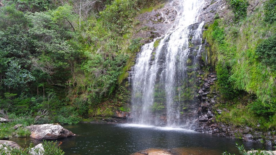 Cachoeira na Serra do Cipó, vegetação exuberante e água cristalina