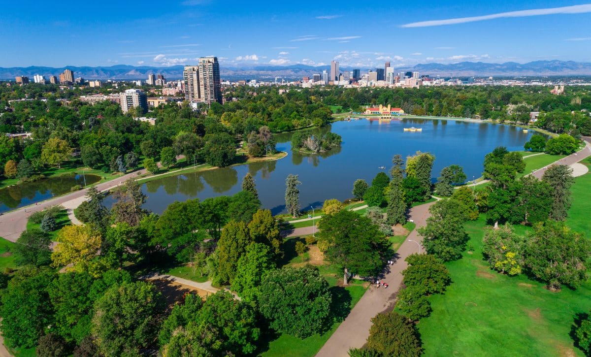 Paisagem urbana com áreas verdes e corpo d’água