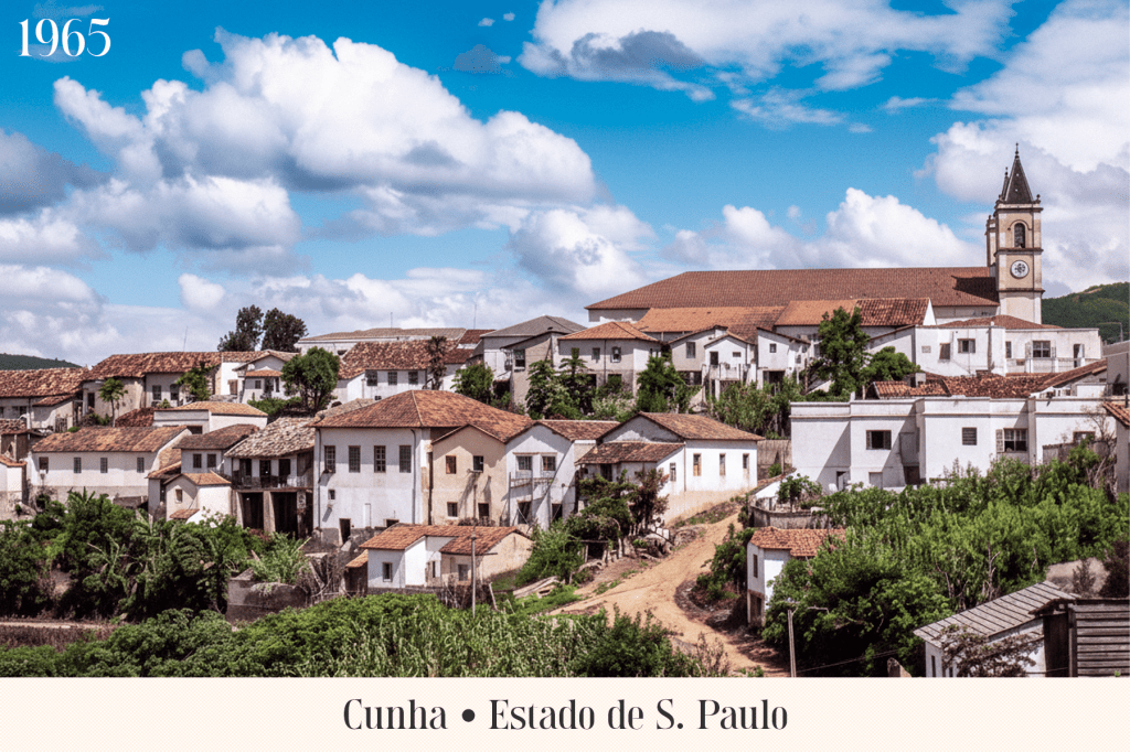 Vista urbana de cidade do Sul de Minas, com igreja e casario sob céu aberto, em composição horizontal.