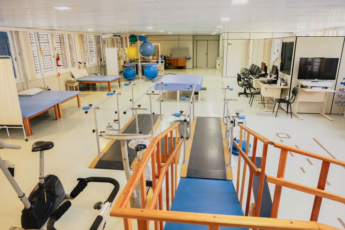 Sala equipada do Centro Catarinense de Reabilitação, com aparelhos de fisioterapia e reabilitação