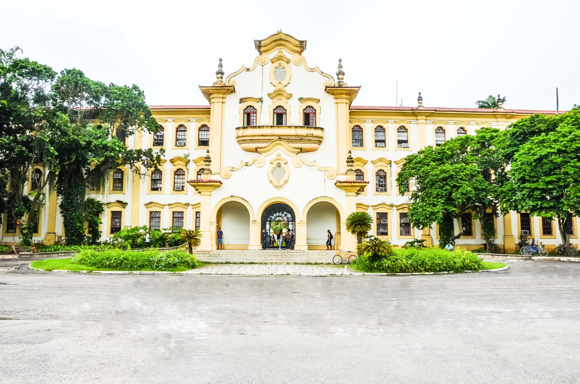 Campus da UFRRJ com áreas verdes e estudantes caminhando