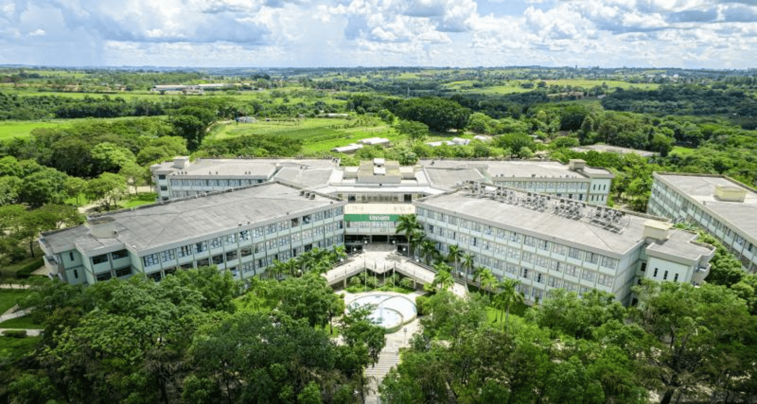 Campus universitário moderno, com prédios e áreas verdes