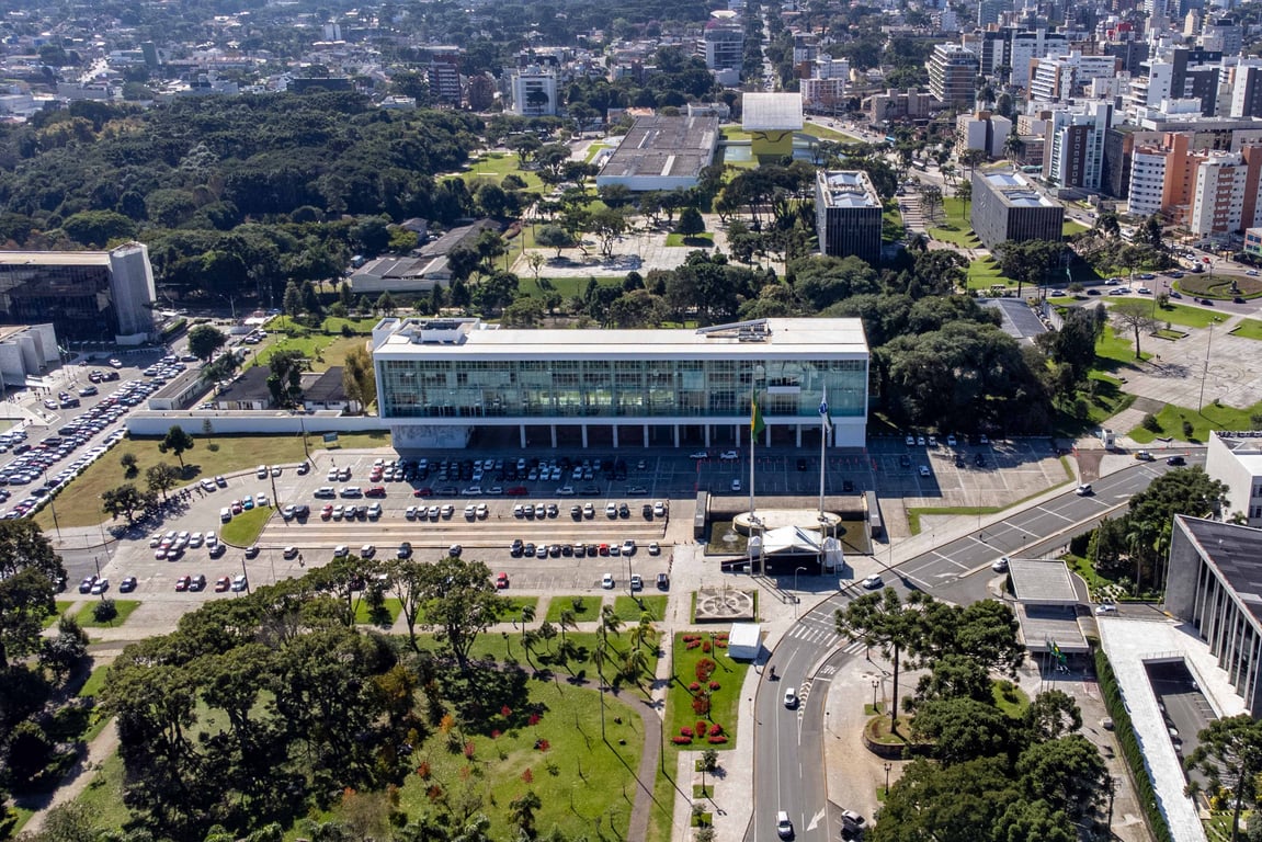 Vista aérea do Centro Cívico de Curitiba com edifícios administrativos e áreas verdes