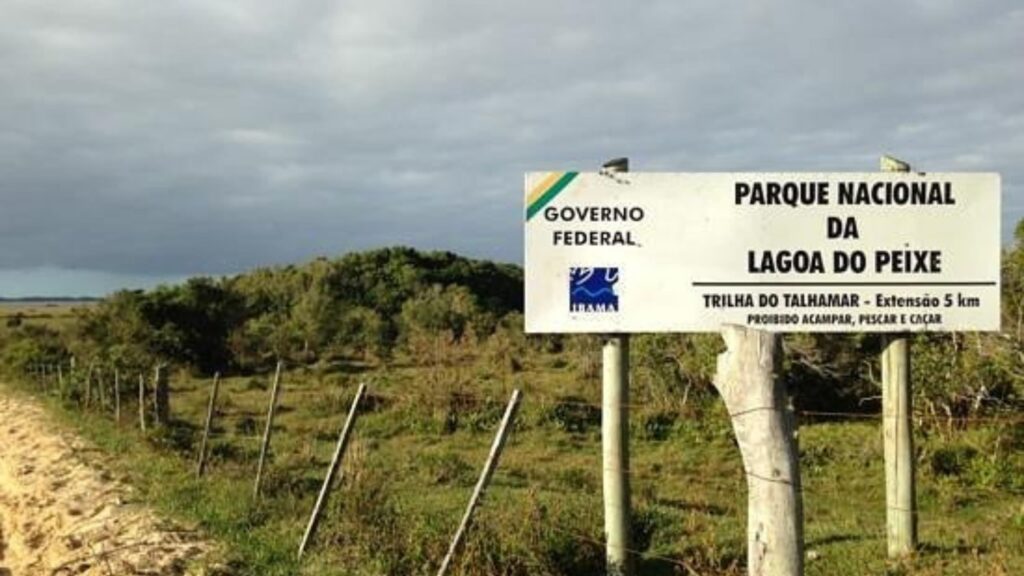 Parque Nacional da Lagoa do Peixe, em Mostardas (RS), trilha e paisagem alagada ao entardecer