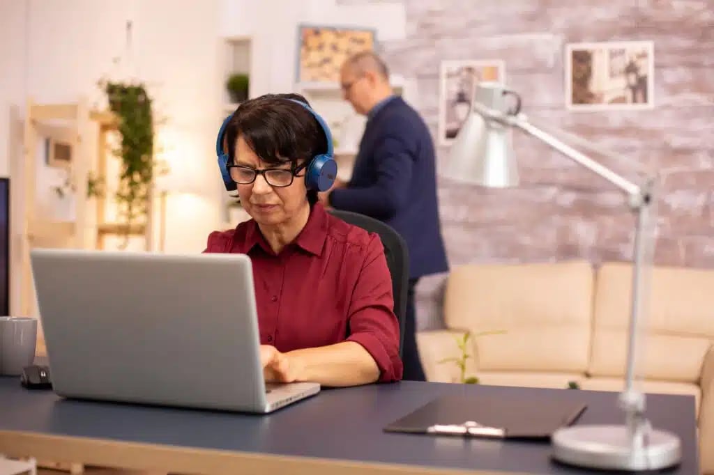 Equipe em escritório moderno trabalhando em computadores