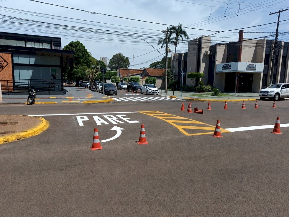 Avenida urbana em cidade de Mato Grosso do Sul, dia claro