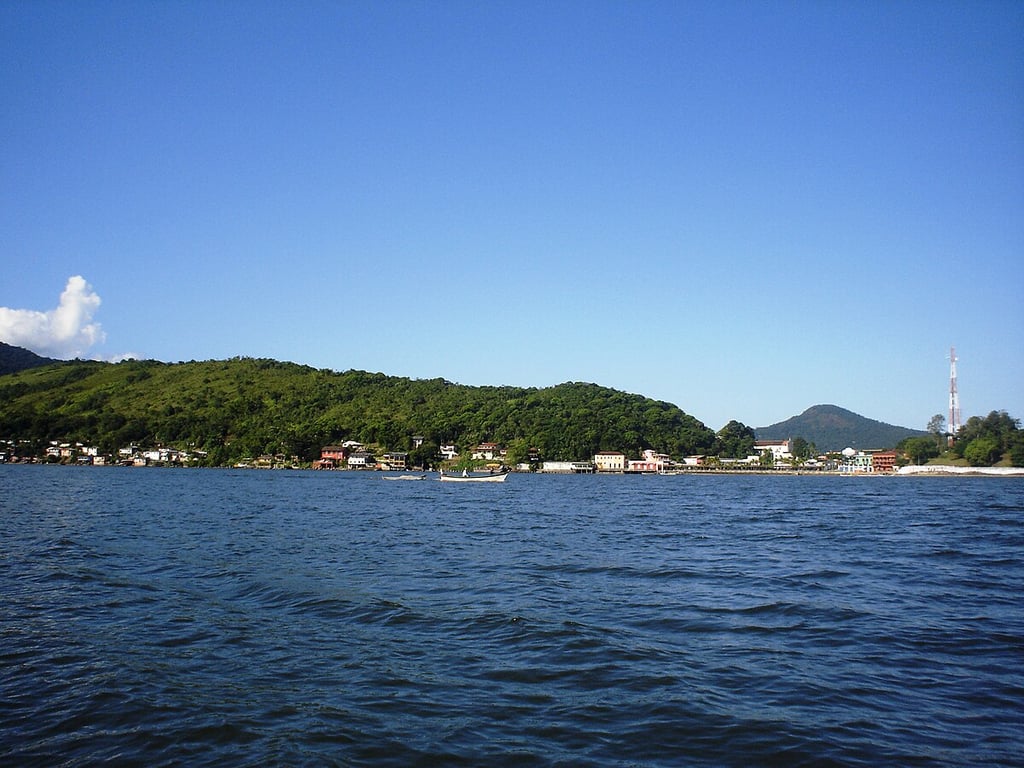Baía e centro urbano de Guaraqueçaba, no litoral norte do Paraná
