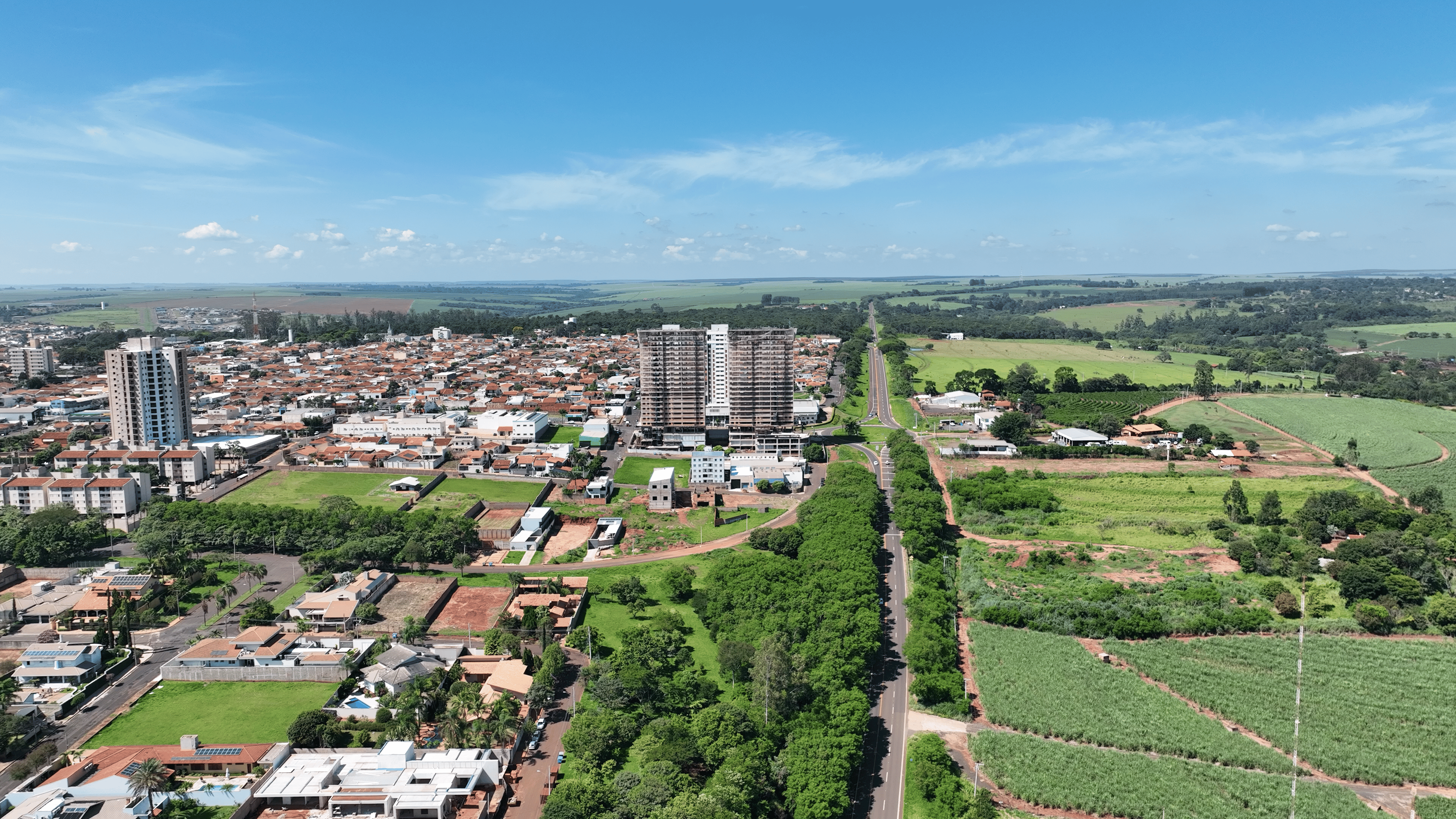 Vista aérea de Lençóis Paulista SP em dia ensolarado, com destaque para o perímetro urbano e áreas verdes