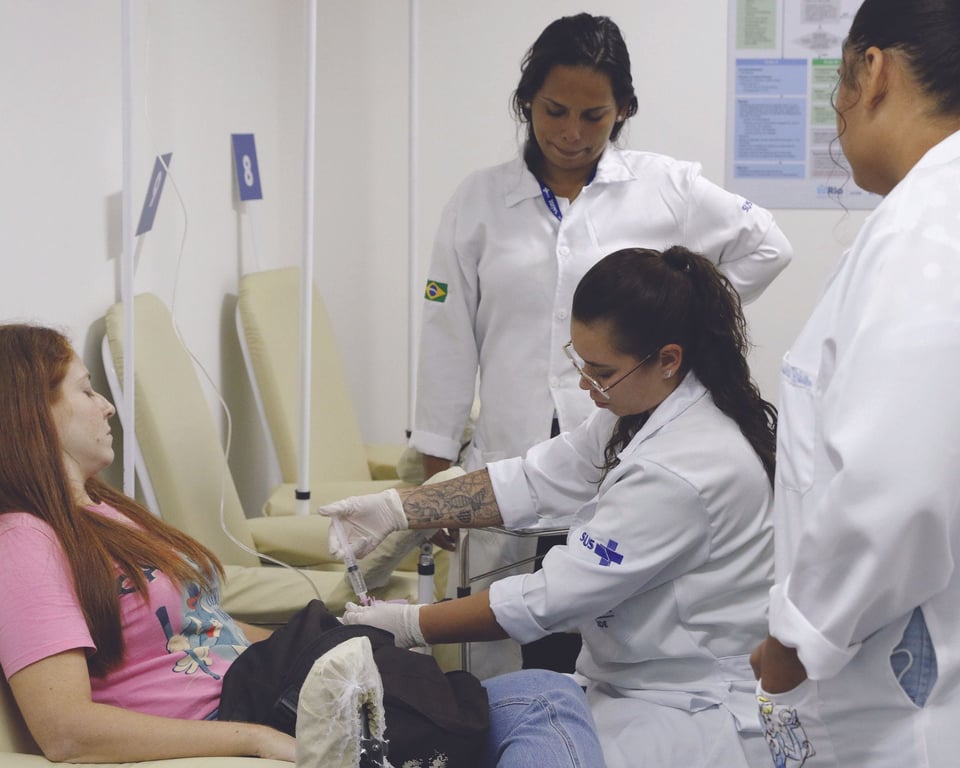 Profissionais da Atenção Primária em atendimento