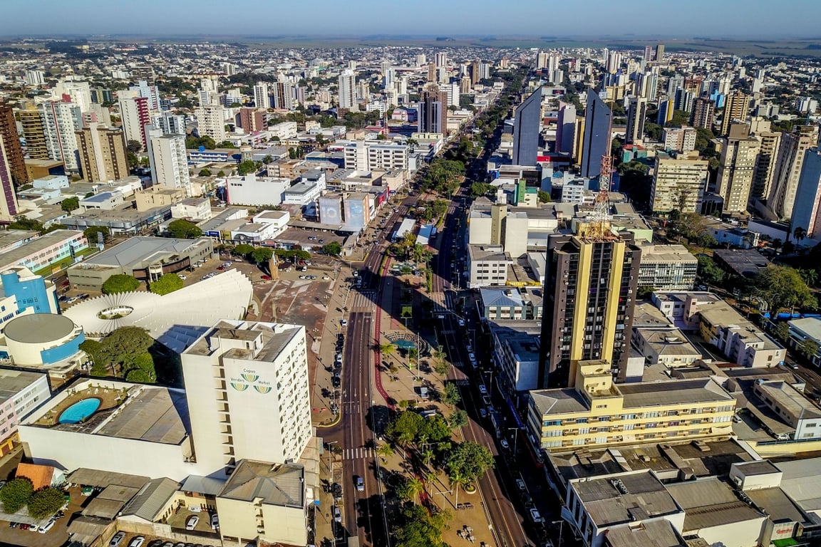 Vista aérea de Telêmaco Borba, PR, com áreas urbanas e vegetação ao redor