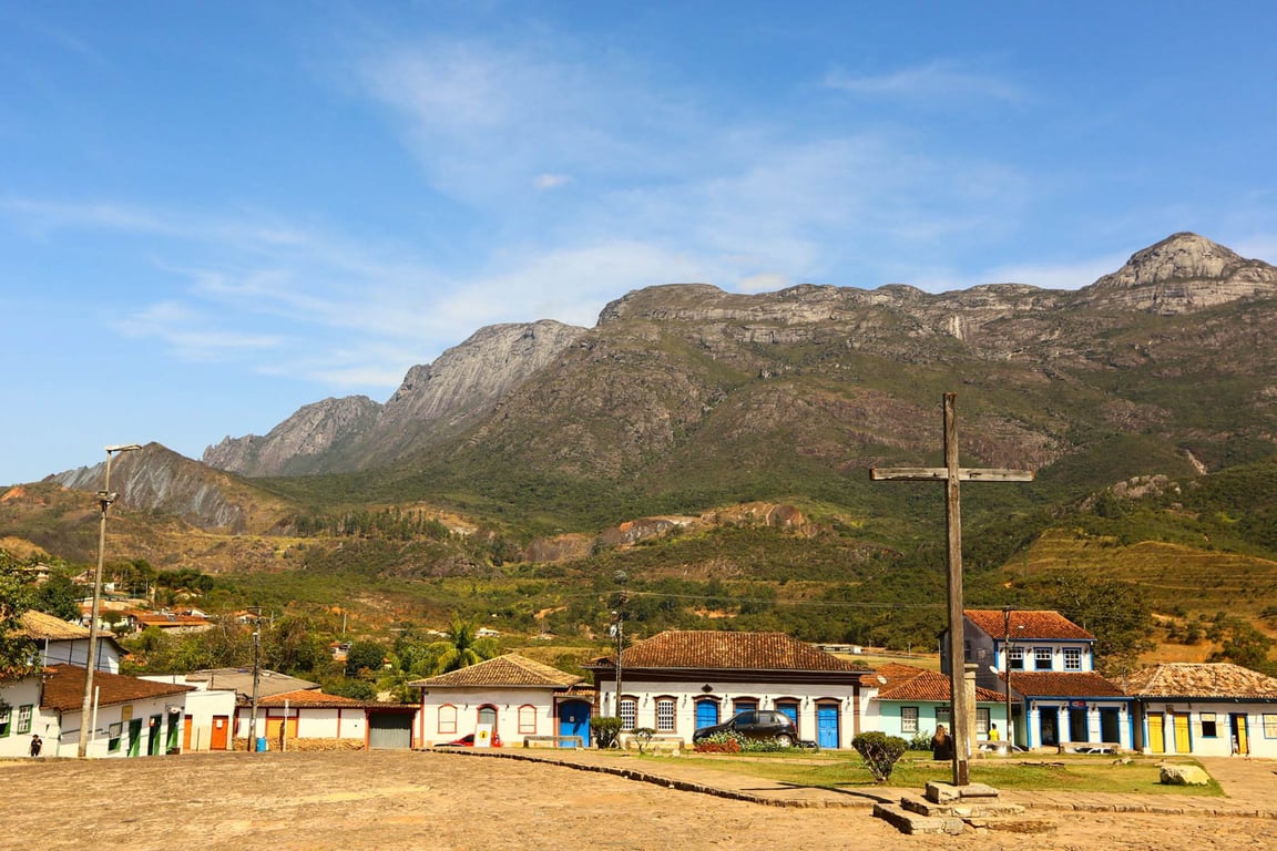 Cena urbana no interior de Minas Gerais ao entardecer