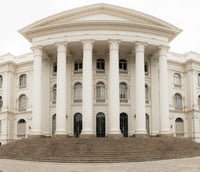 Prédio histórico da UFPR na Praça Santos Andrade, em Curitiba