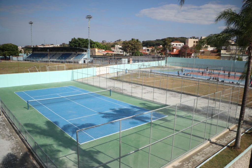 Grupo praticando atividade física em espaço comunitário, simbolizando ações de iniciação esportiva e convivência social