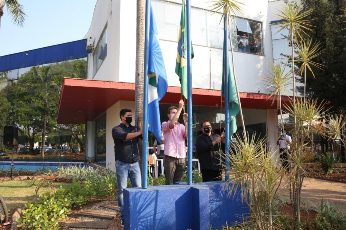 Fachada de escola pública municipal com bandeiras hasteadas