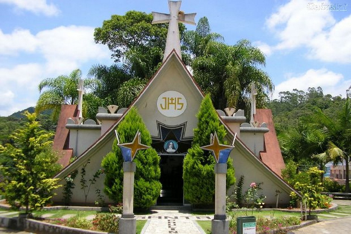 Vista de uma pequena cidade cercada por morros e vegetação no Alto Vale do Itajaí