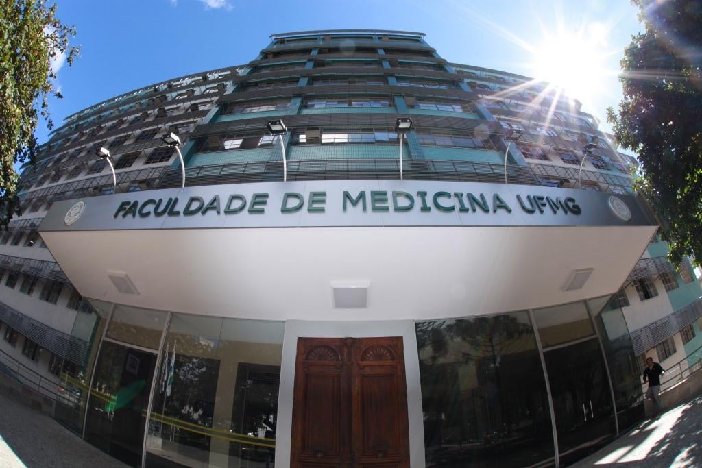 Fachada de prédio do Campus Saúde da UFMG