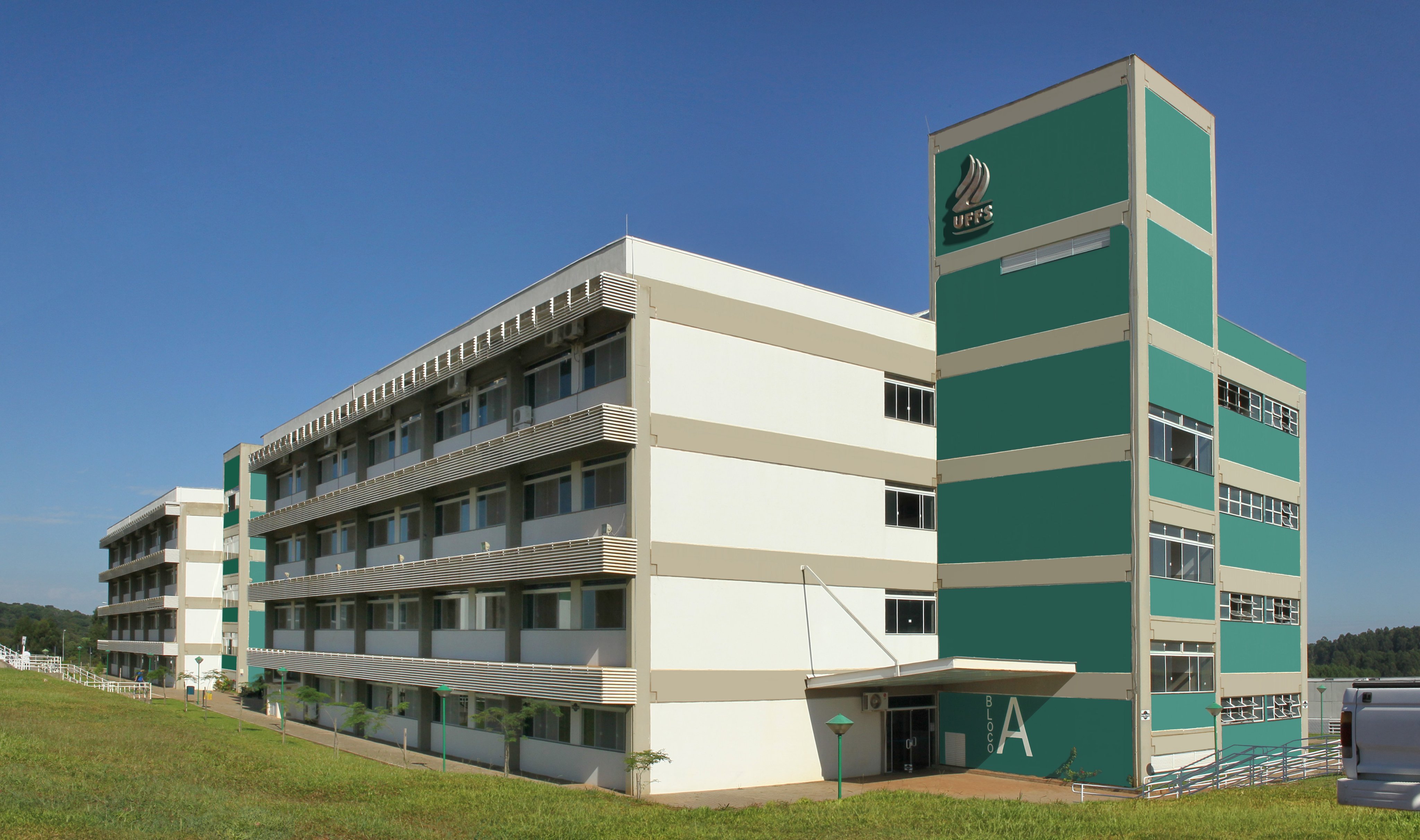 Campus da UFFS em Chapecó SC, com bloco acadêmico e área verde