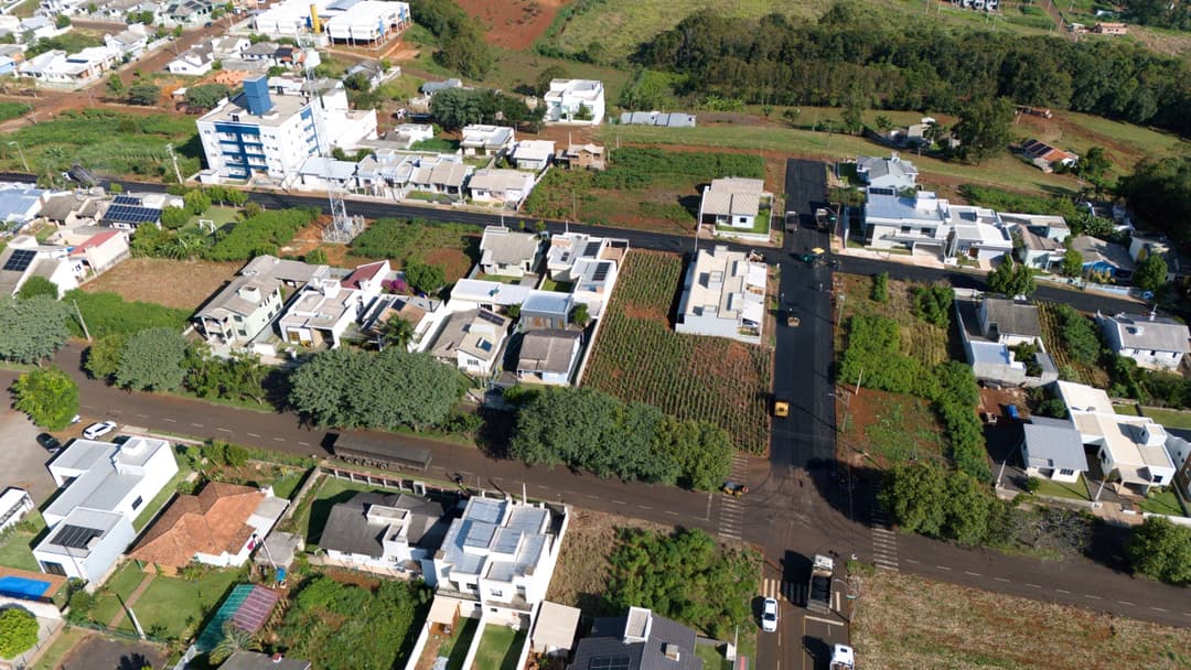 Vista aérea de pequeno município no Oeste de Santa Catarina, com área urbana e vegetação ao fundo