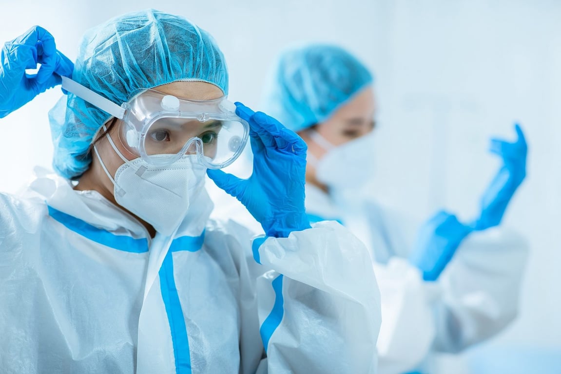 Profissional de saúde em laboratório clínico