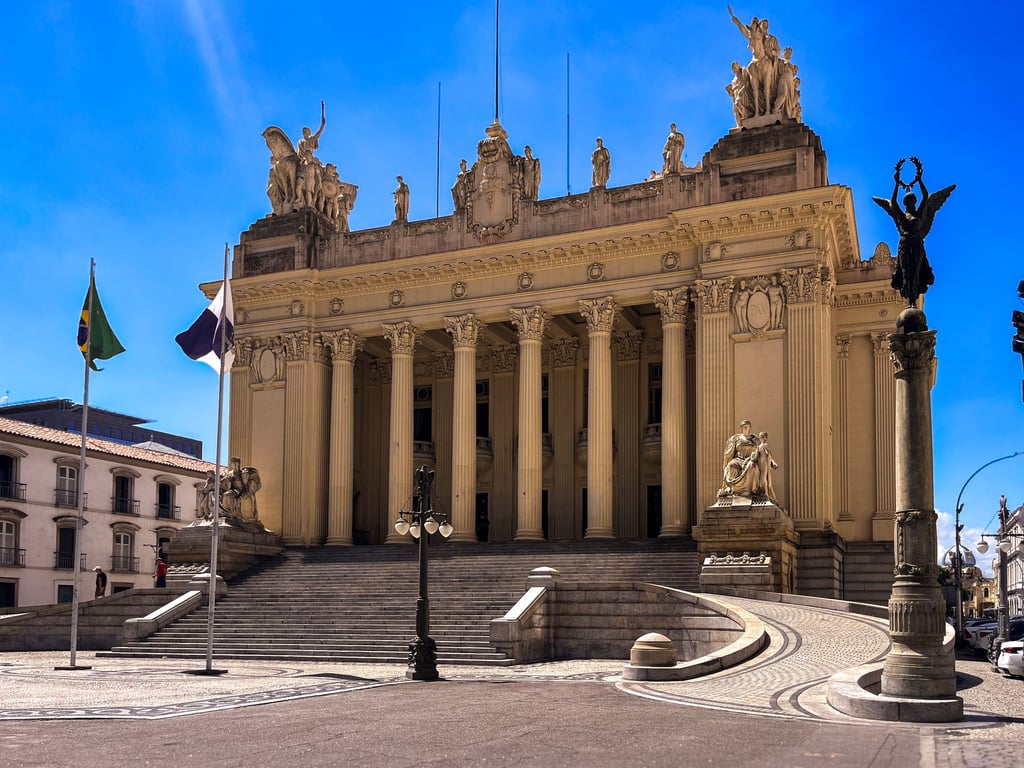 Fachada do Palácio Tiradentes, sede histórica da ALERJ, com colunas e bandeiras em dia claro