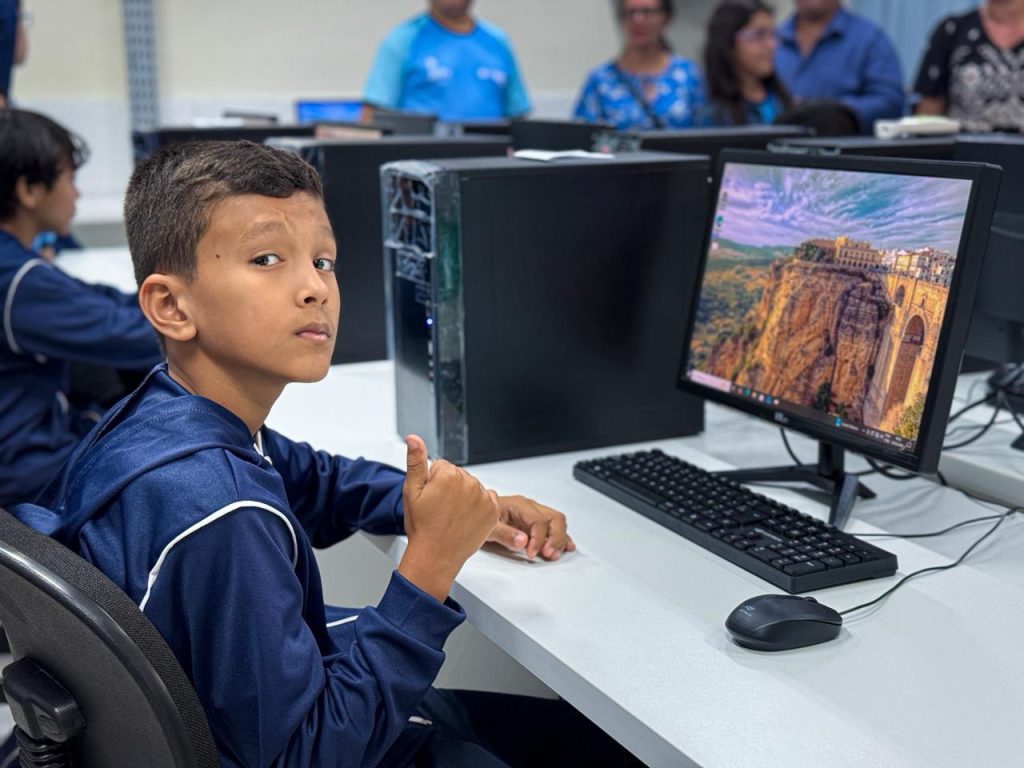 Ambiente de ensino com computadores e aprendizagem híbrida