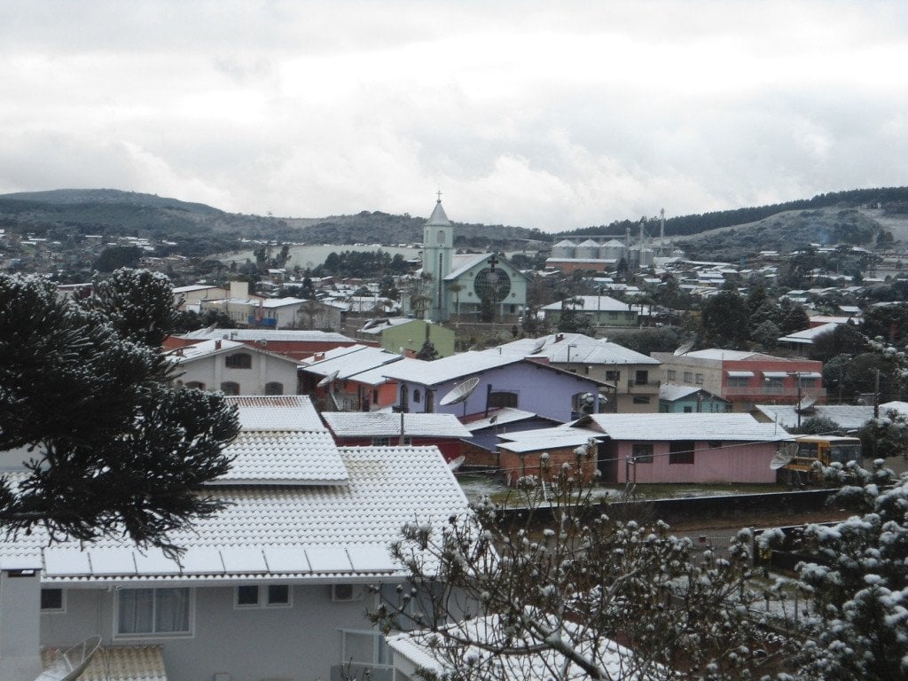 Paisagem urbana de pequena cidade catarinense ao entardecer